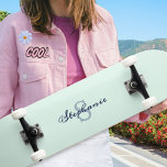 Hübsch Light Green Elegante Einfach Niedlich Mit M Skateboard<br><div class="desc">Dieses hübsche Deck ist ein weiches pastellgrün,  eine schicke Kulisse zu einem Monogramm aus Ihrem Anfangs-und Namen gebildet. Mit erfrischender Eleganz macht dieses Skateboard ein niedliches personalisiertes Geschenk und ein unterhaltsames Accessoire,  um Ihren Stil zu ergänzen.</div>