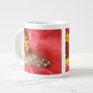 Hübsch Moth on Red Blume Tasse