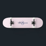 Hübsch Pastel Rosa Elegant Einfach Niedlich Mit Mo Skateboard<br><div class="desc">Erhöhen Sie Ihre Skateboardfahrten mit personalisiert rosa Perfektion. Dieses hübsche Deck ist ein weiches pastellrosa,  ein eleganter Hintergrund zu einem Monogramm,  das aus Ihrem ursprünglichen und Namen gebildet wird. Mit erfrischender Eleganz macht dieses Skateboard ein niedliches personalisiertes Geschenk und ein unterhaltsames Accessoire,  um Ihren Stil zu ergänzen.</div>