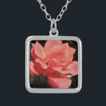 Hübsch Pfirsiche Rosa Rose Versilberte Kette<br><div class="desc">Peach Pink Rose Schönes Foto einer peachy rosa Rose von der Künstlerin Sandra Marie Closs. Fügen Sie Ihren eigenen Text, Namen oder Monogramm hinzu, um das perfekte Produkt für jeden Anlass zu erstellen. Hochzeit, Brautparty Garten Party, Beileid , Geburtstag, Babydusche, jede Feier oder einfach nur um Ihren Tag ein wenig...</div>