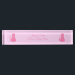 Hübsch Pink Baby Girl Cat Custom Namensplakette<br><div class="desc">Dieses phantastische Namensschild für Ihren Schreibtisch ist mit einem digitalen Kunstbild einer hübschen rosa Katze mit einem geschmeidigen Schwanz versehen. Ihre Augen sind blassrosa mit schwarzen Schülern und sie hat lange schwarze Wimpern. Sie trägt einen rosa Bogen im Haar und eine schöne Perlenhalskette um ihren Hals. Das Design ist perfekt,...</div>