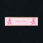 Hübsch Pink Baby Girl Fox Individuelle Name Türschild<br><div class="desc">Dieses phantastische Kinderzimmer-Türschild zeichnet sich durch ein digitales Kunstbild eines hübsch rosa Baby Girl Fox mit schwarzer Nase und Whiskers, hübsch rosa busten Schwanz und Bauch und sogar rosa Finger und Zehen aus. Ein niedliches Design zum Feiern eines kleinen Mädchens. Es gibt einen benutzerdefinierten Text, sodass Sie eine Nachricht hinzufügen...</div>
