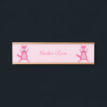 Hübsch Pink Baby Girl Fox Individuelle Name Türschild<br><div class="desc">Dieses phantastische Kinderzimmer-Türschild zeichnet sich durch ein digitales Kunstbild eines hübsch rosa Baby Girl Fox mit schwarzer Nase und Whiskers, hübsch rosa busten Schwanz und Bauch und sogar rosa Finger und Zehen aus. Ein niedliches Design zum Feiern eines kleinen Mädchens. Es gibt einen benutzerdefinierten Text, sodass Sie eine Nachricht hinzufügen...</div>