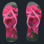 Hübsch Pink Rose Geranium Flip Flops<br><div class="desc">Hübsche Rose Geranium Frauenrosa Blumenwelt Flip Flops. Ideal für alle, die Blume und Natur Lieben. Mit rosa Slim Rippen und weißem Fußbett. Günstige Geschenke für Hochzeitsfeier für Hochzeiten in Urlaubsort am Strand, für Sommerspass am Strand, Ferien oder zu jeder Zeit. Siehe Optionen für Wide Straps. Original Fotografie von TamiraZDesign. Besuchen...</div>