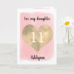 Hübsch Pink und Gold 11. GeburtstagsTochter Karte<br><div class="desc">Eine personalisierte rosa und goldene Tochter 11. Geburtstagskarte, die ein wunderschönes goldenes Herz mit einer rosa Wasserfarbe aufweist. Sie können das goldene Herz mit dem Alter, das Sie brauchen, personalisieren und ihren Namen unter das Herz tragen. Die Insider-Kartennachricht liest eine Geburtstagsmeldung, die auch personalisiert sein kann, wenn sie gewollt wird....</div>