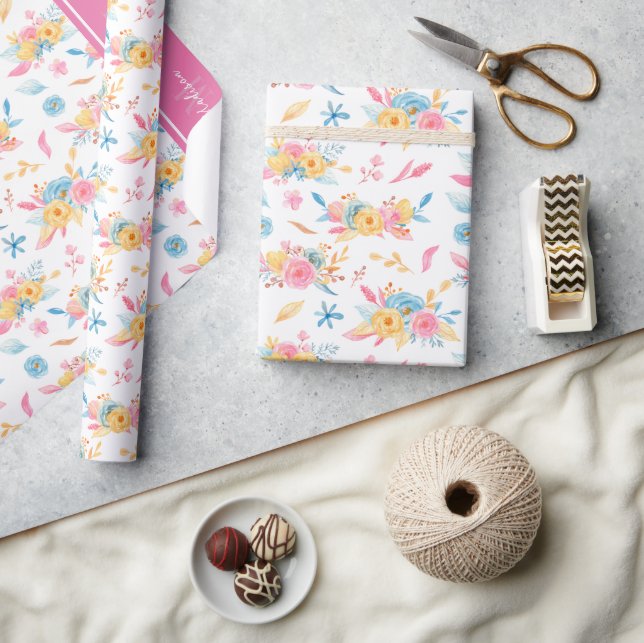 Hübsch rosa Blumenmuster Mit Monogramm Geschenkpapier (Kunsthandwerk)