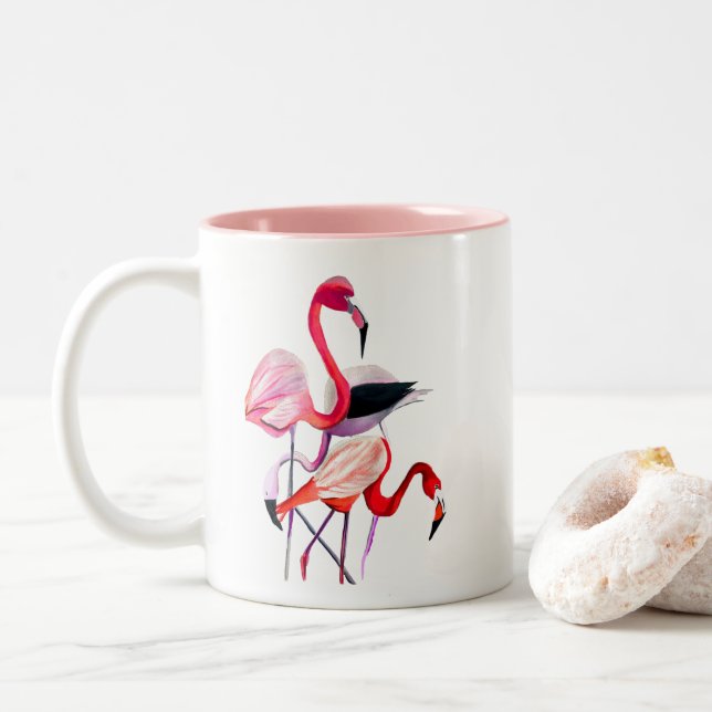 Hübsch rosa Flamingo auf blau Zweifarbige Tasse (Mit Donut)