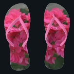 Hübsch rosa Geranium Flip Flops<br><div class="desc">Hübsche Rose Geranium Frauenrosa Blumenwelt Flip Flops. Ideal für alle, die Blume und die Natur Liebe. Dargestellt mit rosa Slim und weißem Fußbett. Schönes Geschenk für Hochzeitsfeier für Hochzeiten in Urlaubsort am Strand, für Sommerspass am Strand, Ferien oder jederzeit. Siehe Optionen für Breitband. Original Fotografie von TamiraZDesign. Besuchen Sie meinen...</div>