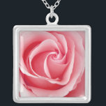 Hübsch rosa Rose Pendant Necklace Versilberte Kette<br><div class="desc">Hübsch rosa Rosa auf einer herrlichen,  silberfarbenen Pendelhalskette von 369Design. Ein wunderbares Geschenk für Brautparty,  Mutter,  Schwester,  Freundin oder beste Freundin. Erhältlich in verschiedenen Farben.</div>