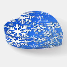 Hübsch sinkende Schneeflocken