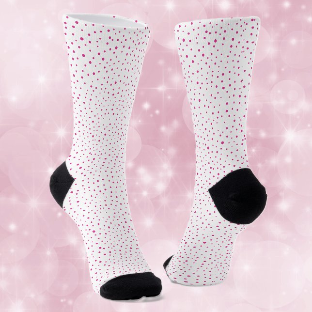 Hübsche Abstrakte Pink-Polka-Punkte auf Weiß Socken (Pretty bright vibrant pink polka dots on white crew socks.)