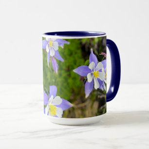 Hübsche Akelei-Blumen in blau, gelb, violett Tasse