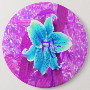 Hübsche Aqua Blaue Stargazer Lilie auf Lila Button
