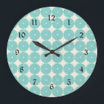 Hübsche Aquamarine Aqua Türkise Blue Circles Discs Große Wanduhr<br><div class="desc">Hübsche Aquamarine Aqua Türkise Blue Circles Disks Texturierte Tasten Muster. "blau" "zircles" "discs" "texturierte Buttons" "mädchenhaft" "hübsch" "aqua" "aquamarin" "türkis" "Poker-Chips" "Muster" "hübsche Muster" "Spaß" "pastellfarben" "spring" "farbe" "farbig" "geometrische Muster"</div>