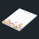 Hübsche Aquarellfarben Personalisierte Bodenbeläge Notizblock<br><div class="desc">Hübsches Notizblock mit Aquarellfarben-Blume in Rosa und Senfgelb,  personalisiert mit Ihrem Namen.</div>