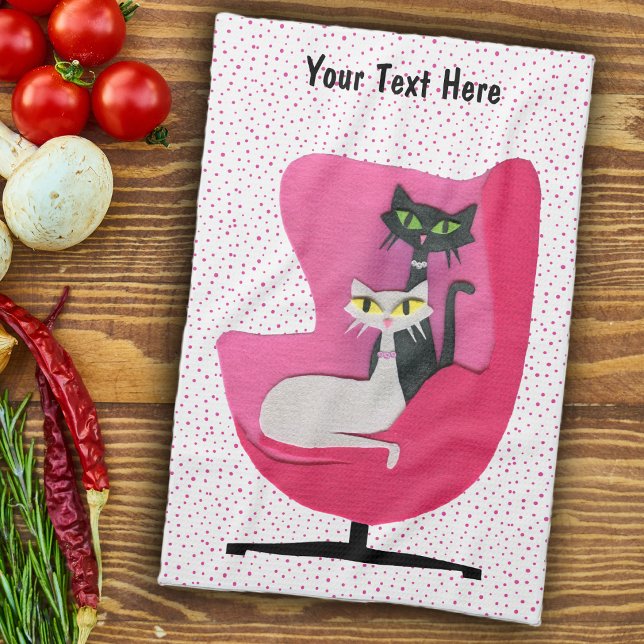 Hübsche Atomkatzen in einem rosa Sessel im Mid-Cen Geschirrtuch (Mid century style cats in pink chair on white with pink polka dots kitchen hand towel.)