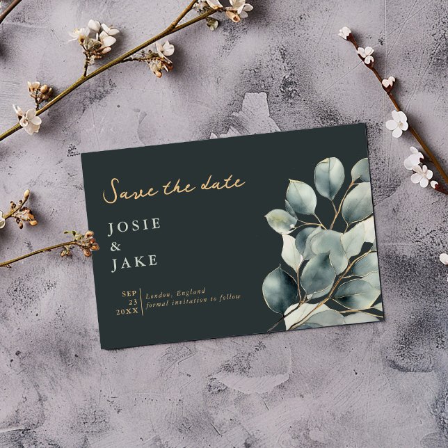 Hübsche Blätter der Eukalyptus-Zweigniederlassung  Save The Date (Dark green Eucalyptus branch pretty leaves wedding save the date with gold script and text)