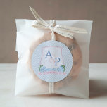 Hübsche Blau- und Rosa-Monogramm-Gastgeschenk Hoch Runder Aufkleber<br><div class="desc">Dieses klassische Design verfügt über ein Aquarellpaare-Wappen mit den Initialen beider Party im Inneren. Der Rahmen des Wappen ist rosa und mit blauen Hydrangeas und Grünpflanzen dekoriert. Die Aquarellelemente wurden von mir auf 100% Baumwollpapier handgemalt und in digitaler Form gescannt. Hinter dem Wappen befindet sich ein blass-blau-weißes griechisches Schlüsselmuster, das...</div>
