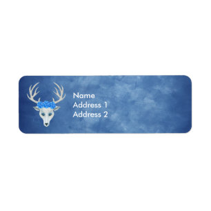 Hübsche blaue Augen, die Rose tragen