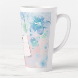 Hübsche blaue Blumen im rosa Hintergrund Milchtasse