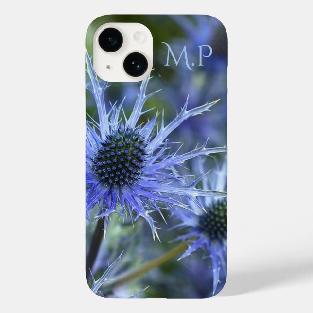 Hübsche Blaue See-Holly-Distel-Monogramm Case-Mate iPhone Hülle (Rückseite)