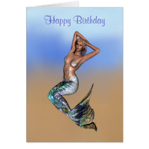 Hübsche blonde Meerjungfrau, die auf den Strand