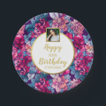 Hübsche Blume, Happy Birthday, Benutzerdefinierter Pappteller<br><div class="desc">Machen Sie Ihre Veranstaltung mit diesen superniedlichen Papierartikeln mit 4 Textzeilen und einem Foto-Set vor hübschem floralen Hintergrund zu einem besonderen Erlebnis.  Ideal für einen Geburtstag,  Jubiläum,  Abschluss,  Ruhestand Party,  Brautdusche oder Babydusche oder für jede Veranstaltung.</div>