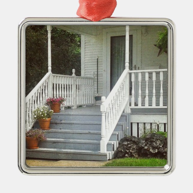 Hübsche Blume und eine hübsche Veranda Silbernes Ornament (Vorne)