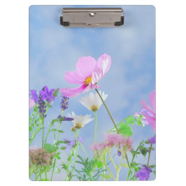 Hübsche Blumen in den empfindlichen Farben Klemmbrett