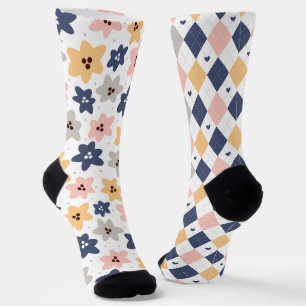 Hübsche Blüten und Raute Diamant Muster ungerade Socken