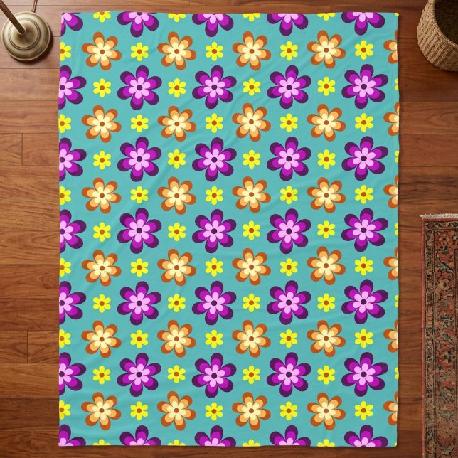 Hübsche bunte Retro-Blumen Große Fleece-Decke Fleecedecke (Top down view of Cute Colorful Retro Flowers Large Fleece Blanket on hardwood floor.)