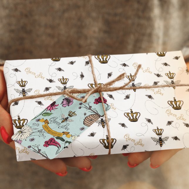 Hübsche Buzzing Royal Queen Bee & Gold Crown Geschenkpapier (Elegant White Buzzing Queen Bees and Royal Crowns with the Gold Hand-Written Text, "Queen Bee". 
)