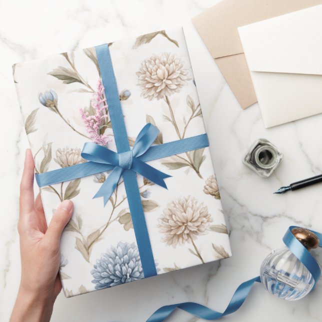 Hübsche Creme Blaue Blumen Brautparty Geschenkpapier (Schenken)