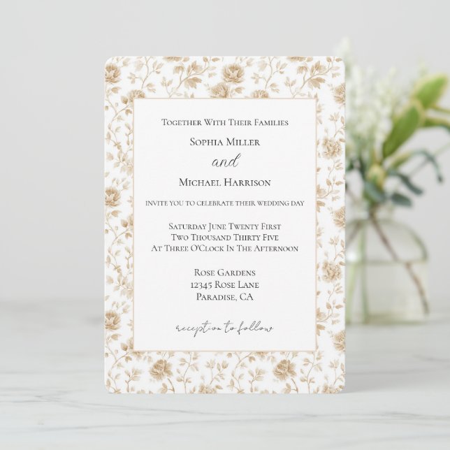 Hübsche cremeweiße florale Hochzeit Einladung (Stehend Vorderseite)
