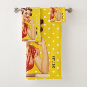 Hübsche Dame in farbenfrohem Vintage-Gelb 1950 Badhandtuch Set