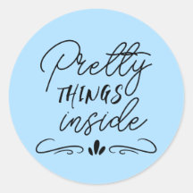 Hübsche Dinge im hellblauen Rundaufkleber