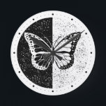 Hübsche elegante Butterfly Black & White Day Night Runde Wanduhr<br><div class="desc">Schöne Runde Uhr mit schwarz-weißem Schmetterlingsdesign.</div>