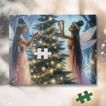Hübsche Fairies schmücken den Weihnachtsbaum Puzzle<br><div class="desc">Illustration afroamerikanischer Feen oder Engel,  die einen Weihnachtsbaum in einem Winterwunderland schmücken. Schöner ätherischer märchenhafter Hintergrund.</div>