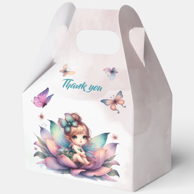 Hübsche Fee sitzt in einer Blume Geschenkschachtel (Vorderseite)