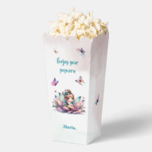 Hübsche Fee sitzt in einer Blume