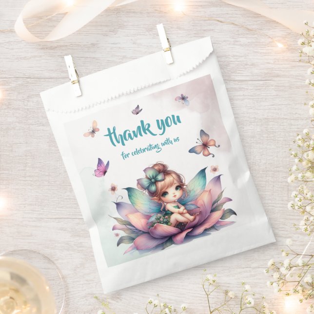 Hübsche Fee sitzt in einer Blume Geschenktütchen (Ausgeschnitten)