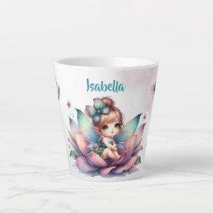 Hübsche Fee sitzt in einer Blume Milchtasse