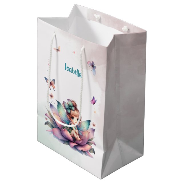 Hübsche Fee sitzt in einer Blume Mittlere Geschenktüte (Vorderseite Schrägansicht)