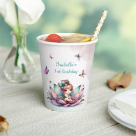 Hübsche Fee sitzt in einer Blume Pappbecher