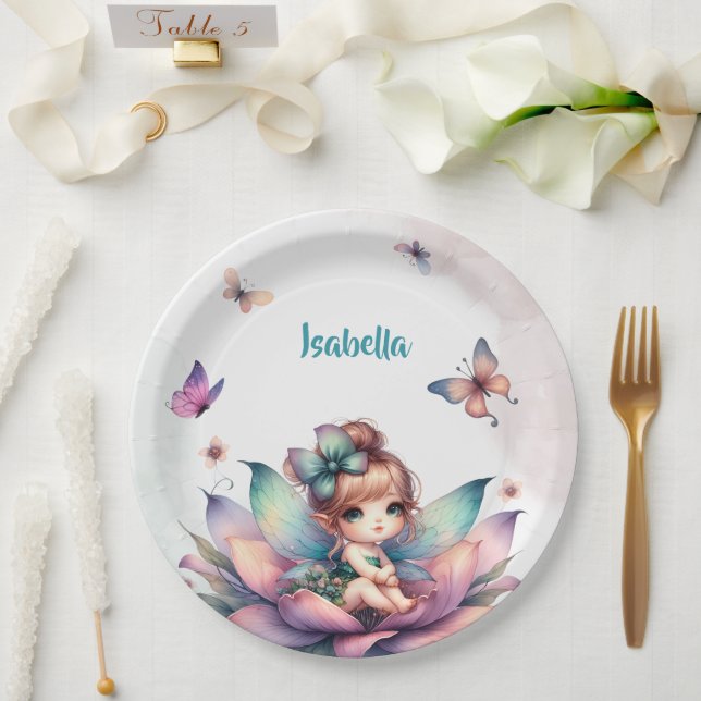 Hübsche Fee sitzt in einer Blume Pappteller (Hochzeit)