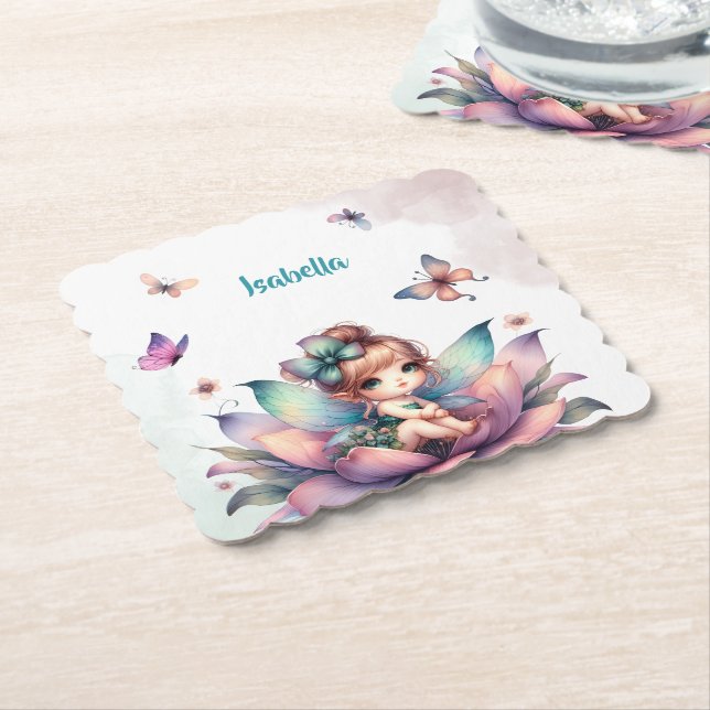 Hübsche Fee sitzt in einer Blume Untersetzer (angewinkelt)
