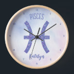 Hübsche Fische Astrologie Signieren Personalisiert Uhr<br><div class="desc">Diese hübsche lila und Lavendel Pisces Uhr zeigt Ihr astrologisches Zeichen aus dem Zodiac in einem schönen Funkeln wie die Sternbilder. Passen Sie dieses niedliche Geschenk mit Ihrem Namen in kursiver Schrift für jemanden mit einem Geburtstag Ende Februar oder frühen März an.</div>