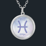 Hübsche Fische Astrologie Signieren Personalisiert Versilberte Kette<br><div class="desc">Diese hübsche lila und Lavendelhalskette von Pisces weist Ihr astrologisches Zeichen aus dem Zodiac in einem schönen Funkeln wie die Sternbilder auf. Passen Sie dieses niedliche Geschenk mit Ihrem Namen in kursiver Schrift für jemanden mit einem Geburtstag Ende Februar oder frühen März an.</div>