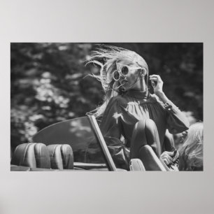 Hübsche Frau in einem Cabrio Poster