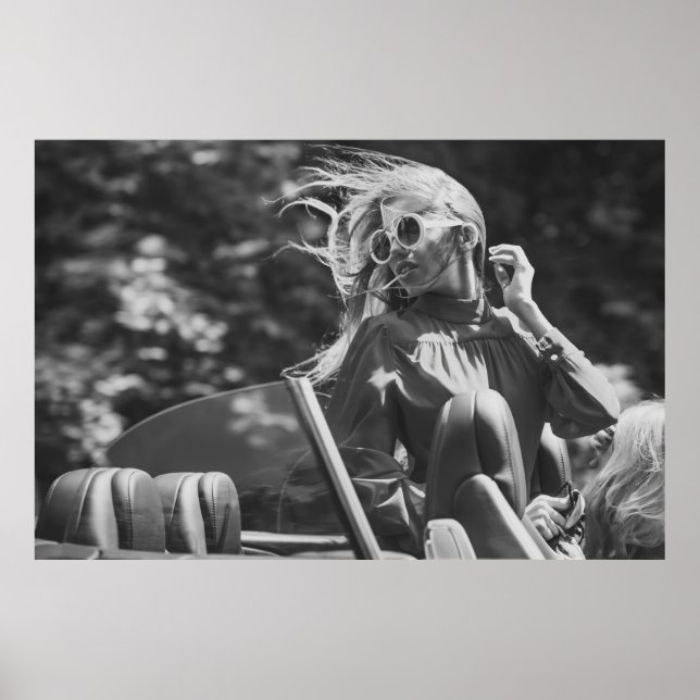 Hübsche Frau in einem Cabrio Poster (Vorne)